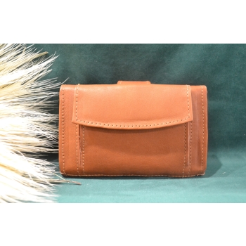 Portfel mały skórzany jasnobrązowy z kwiatowym kolorowym haftem .